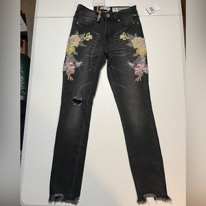 NWT Juniors Black Indigo Rein jeans with flower appliqué size 1